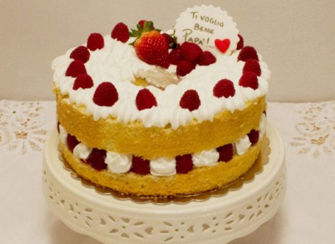Torta panna montata e frutti rossi per festa del papa