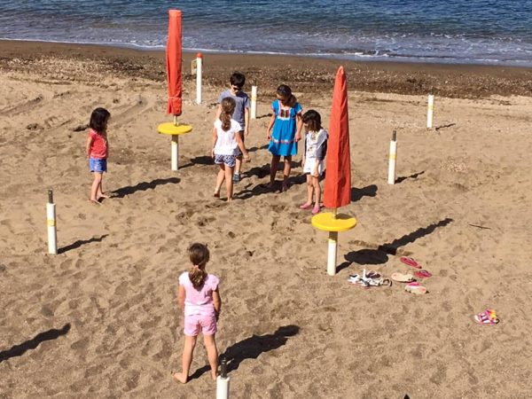 Vacanza in anticipo all'Isola d'Elba bambini in spiaggia