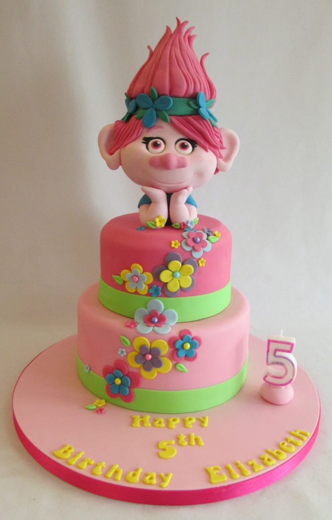 torte dei Trolls_ Poppy e fiori in pasta di zucchero
