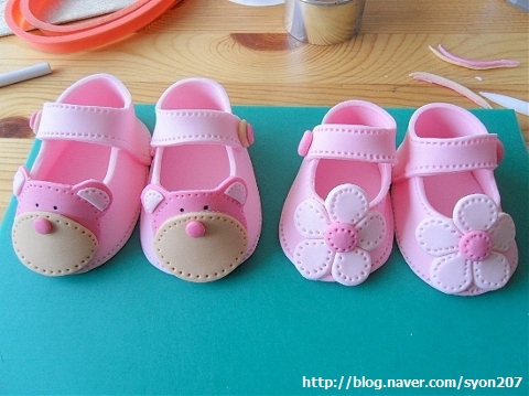 Scarpine neonato in pasta di zucchero per torte battesimo