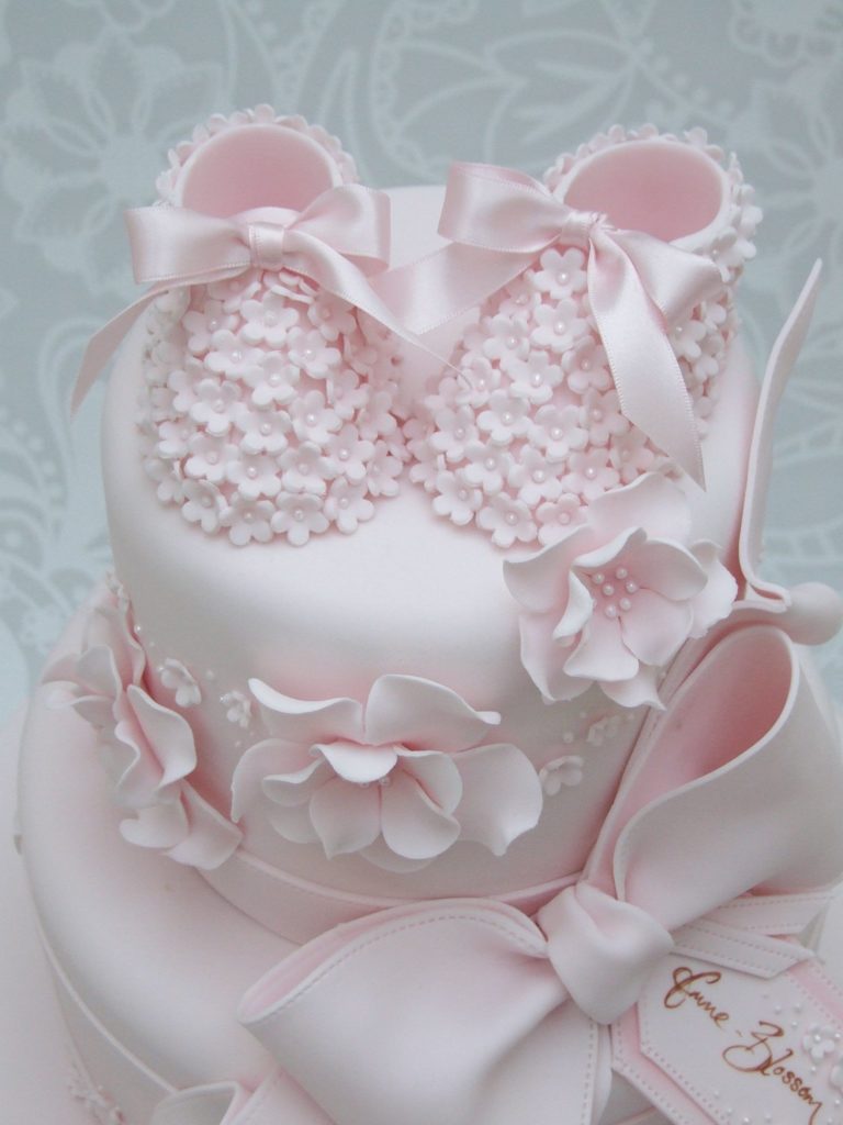 Torta battesimo bambina con scarpine neonato in pasta di zucchero e fiorellini