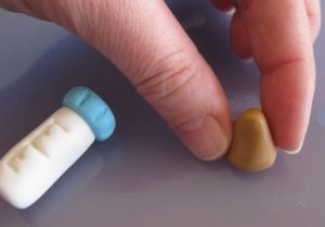 Come fare biberon e ciuccio in pasta di zucchero