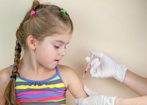 bambina che fa le vaccinazioni