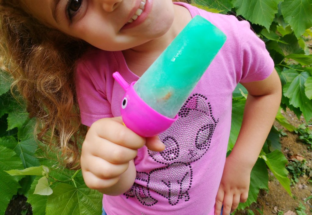 Bambina che sorride con ghiaccioli alla menta e fragole fresche per i bambini _ fabbri