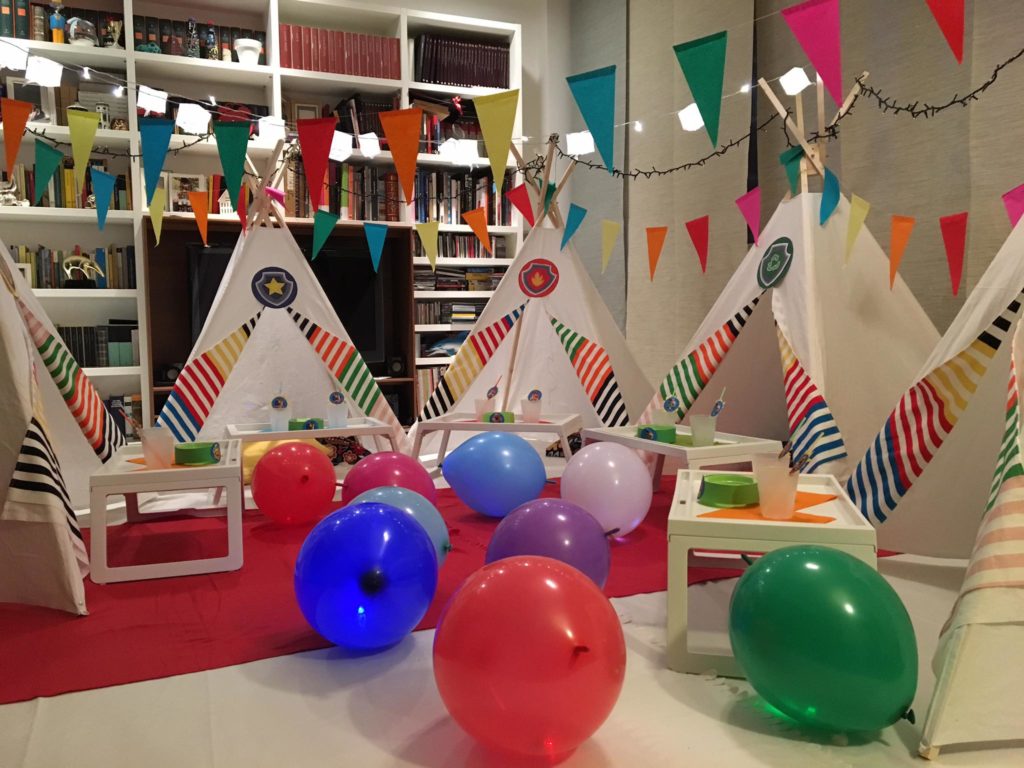 Come fare una tenda per pigiama party della Paw Patrol
