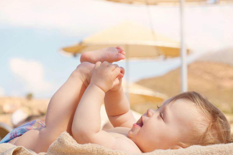 bambino sotto l'ombrellone- Bagnetto al mare per il neonato