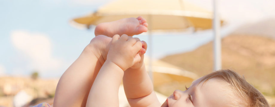 bambino sotto l'ombrellone- Bagnetto al mare per il neonato