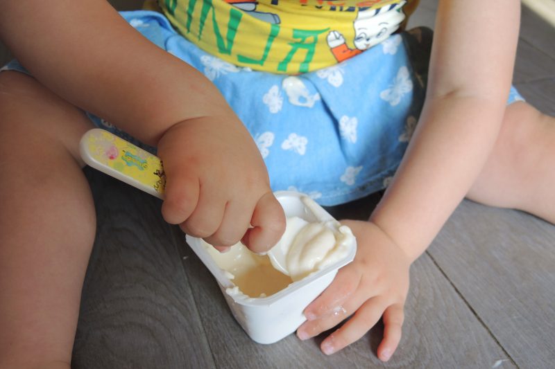bambina che mangia merenda al latte Humana
