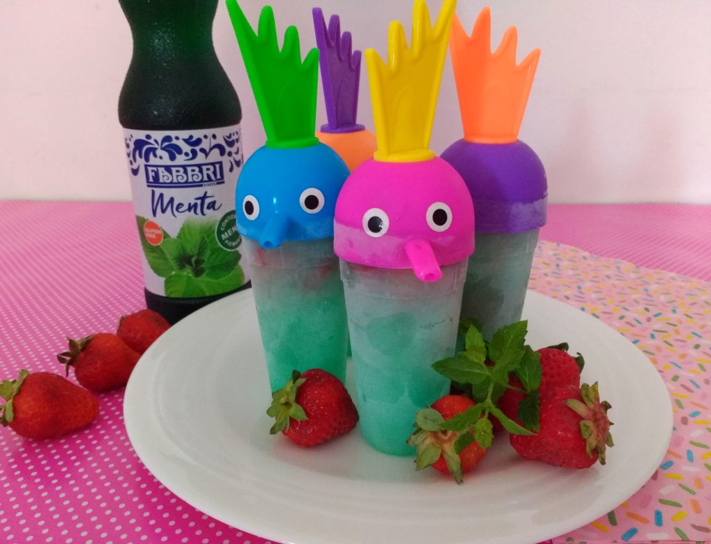 ghiaccioli alla menta e fragole fresche per i bambini con stampini buffi_ fabbri