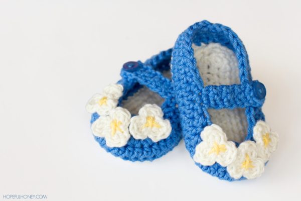 scarpine all'uncinetto per neonati blu con fiori