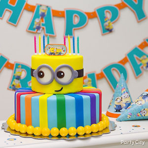 Torte dei Minions in pasta di zucchero multicolor