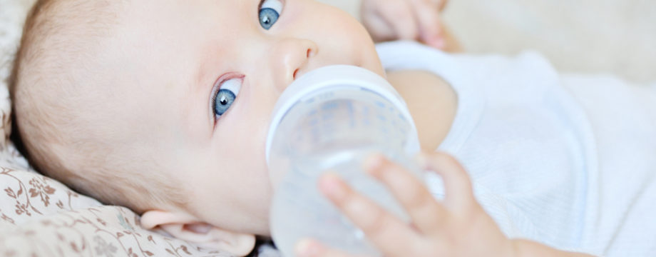 ome lavare i biberon _ neonato con biberon in mano