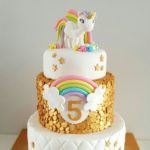 Torte unicorno per feste di compleanno con pasta di zucchero color oro