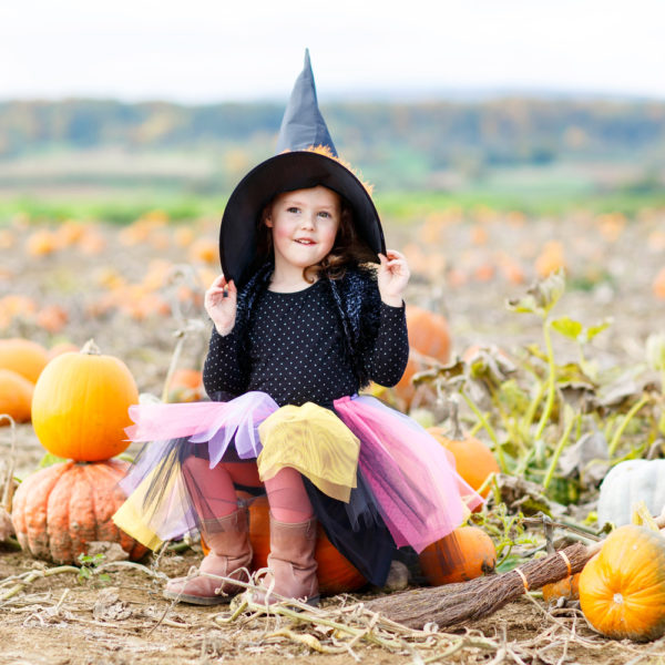 bambina con vestito da strega per halloween e gonna in tulle