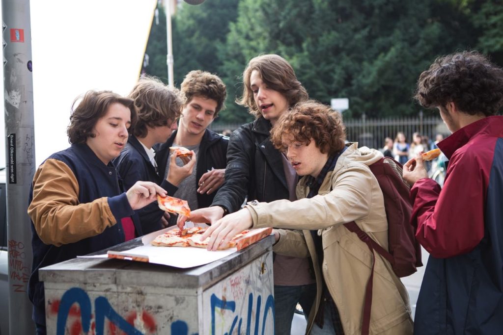 gli sdraiati film liceali milano