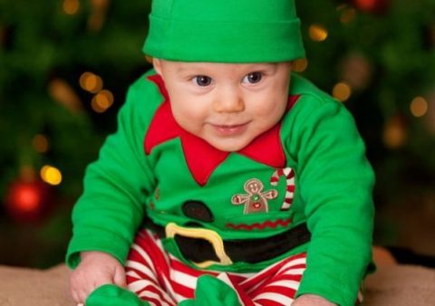 bambino in costume da elfo di Natale