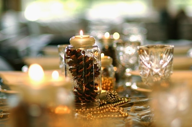 centrotavola con pigne in vasi di vetro
