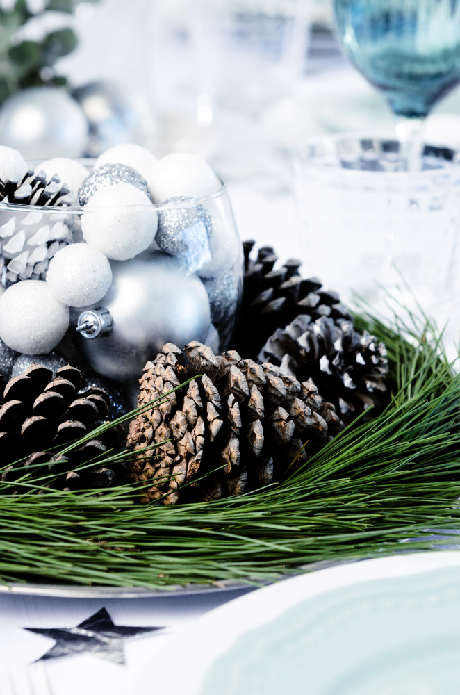 centrotavola con pigne e palline 