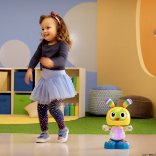 bambino che gioca con un gioco Fisher-Price