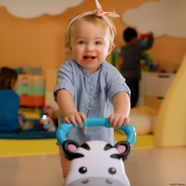 bambino che gioca con un gioco Fisher-Price