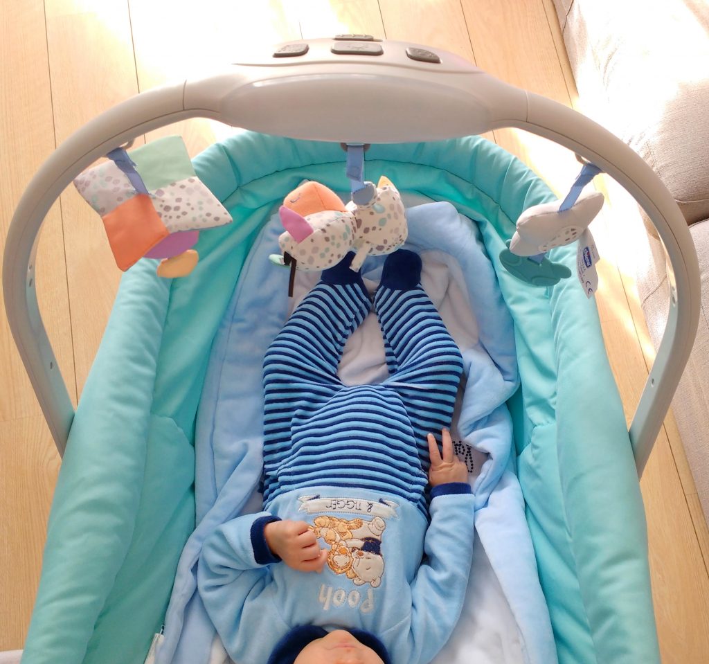 Chicco Baby Hug 4 in 1 _ neonato che gioca nella culla