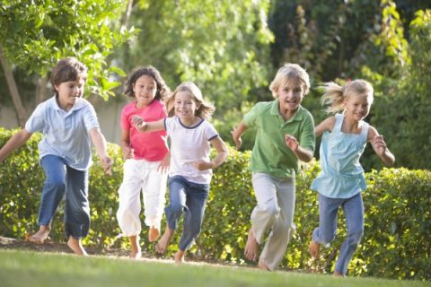 bambini che corrono nelle feste di compleanno in giardino