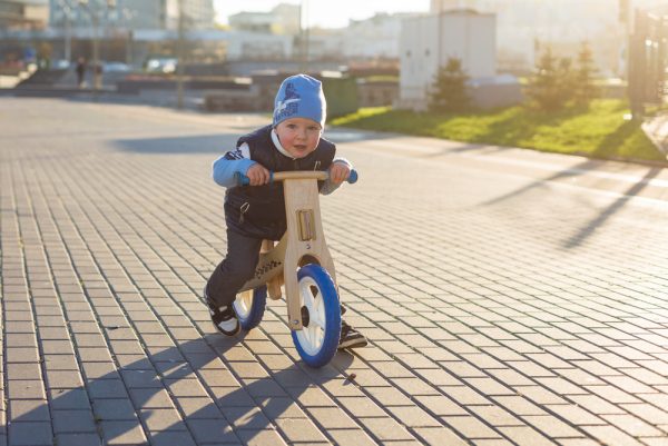 bambino su bicicletta senza pedali