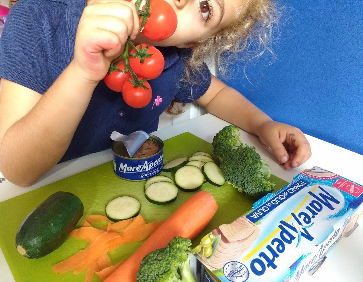 bambina prepara Riso integrale in barattolo con verdure e tonno Mare Aperto