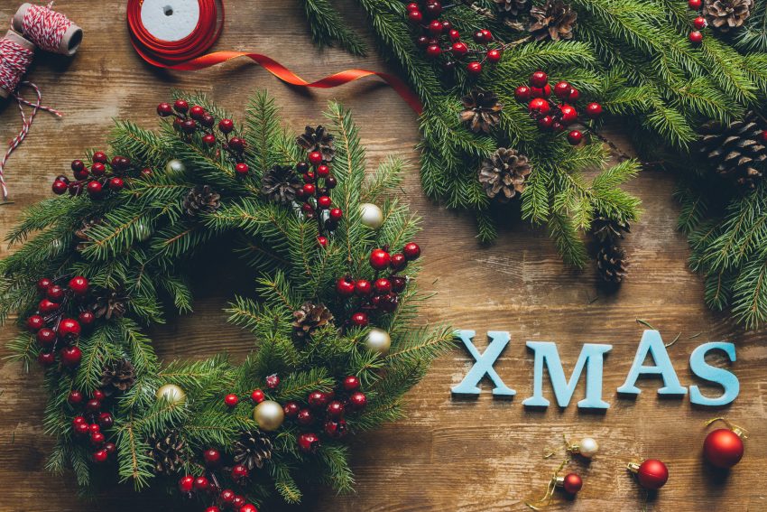 12 Rami Di Pino Artificiale Con Pigne E Bacche Rosse - Decorazione Natalizia Per Tavola, Ghirlande E Albero Di Natale