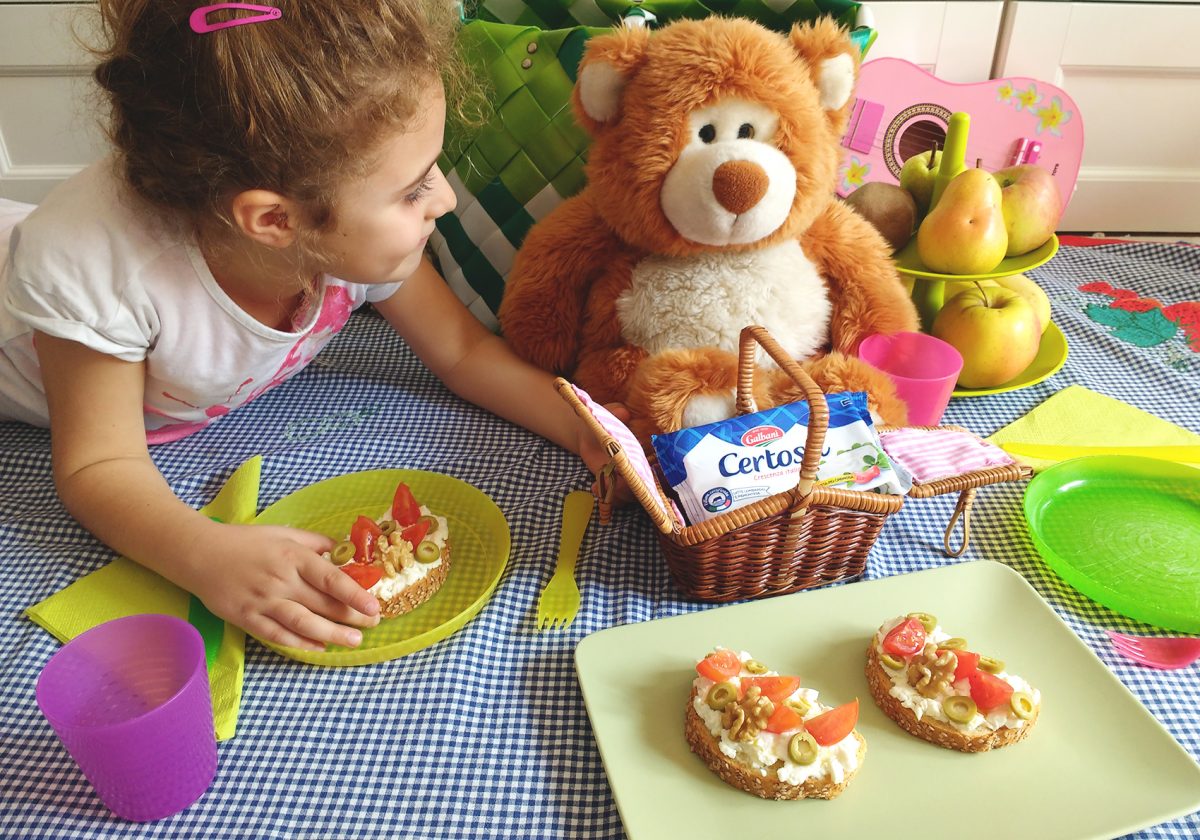 Merenda sana per i bambini con Certosa Galbani _ bambina con pupazzo durante pic nic