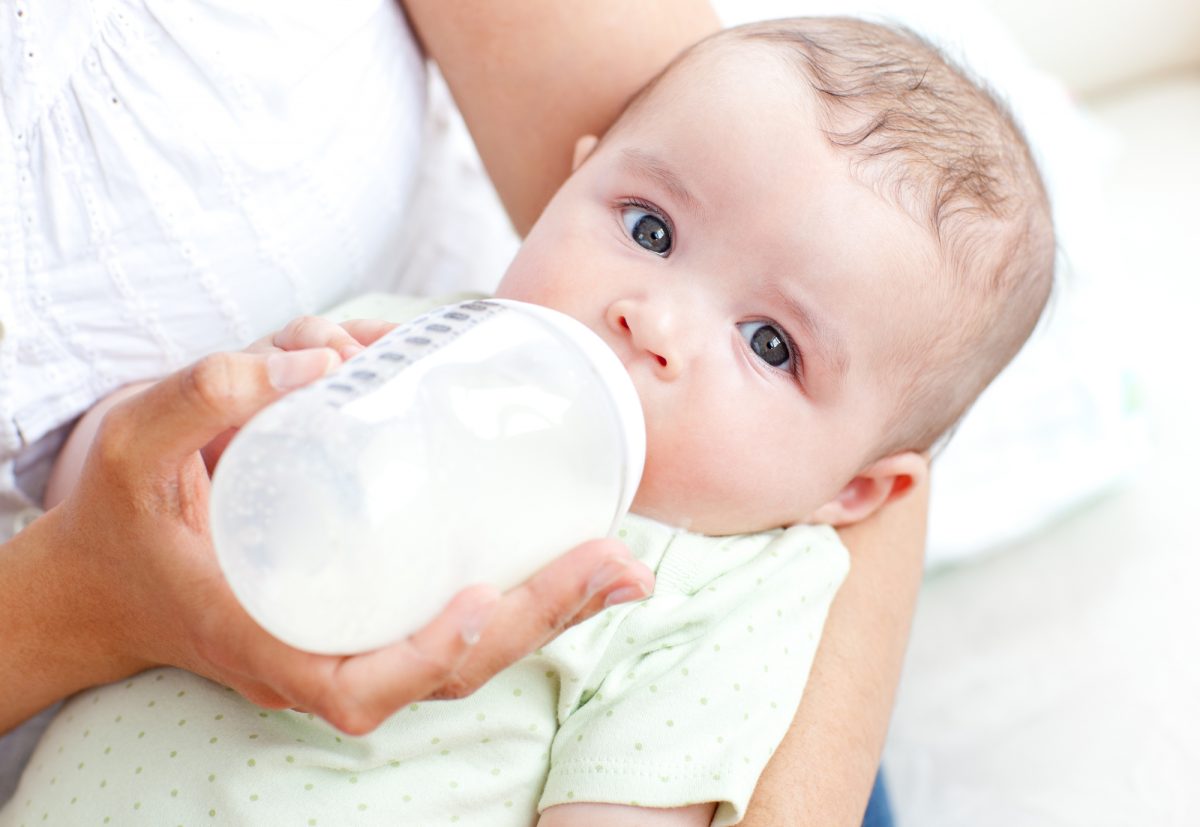 neonato che beve latte