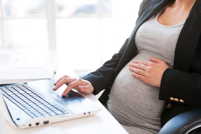 Come annunciare la gravidanza a un datore di lavoro _donna in attesa in ufficio