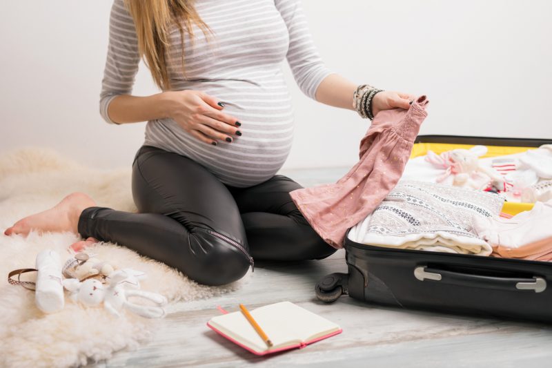 donna incinta prepara la valigia per il parto