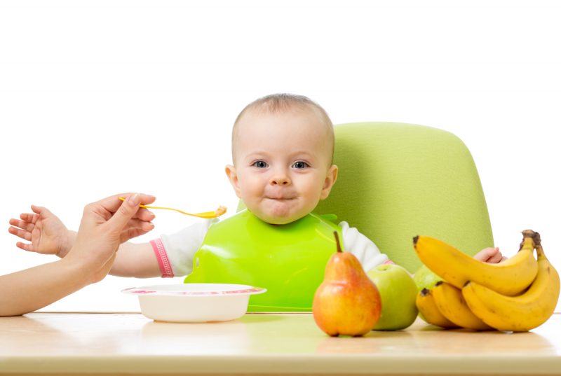 bambino mangia la frutta nello svezzamento