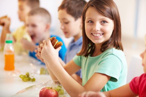 5 merende per bambini scuola primaria _ bambina mangia merenda