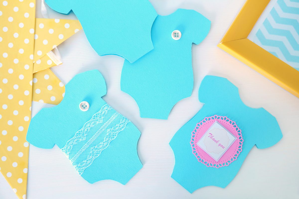 body di cartone utilizzati come biglietti nascita