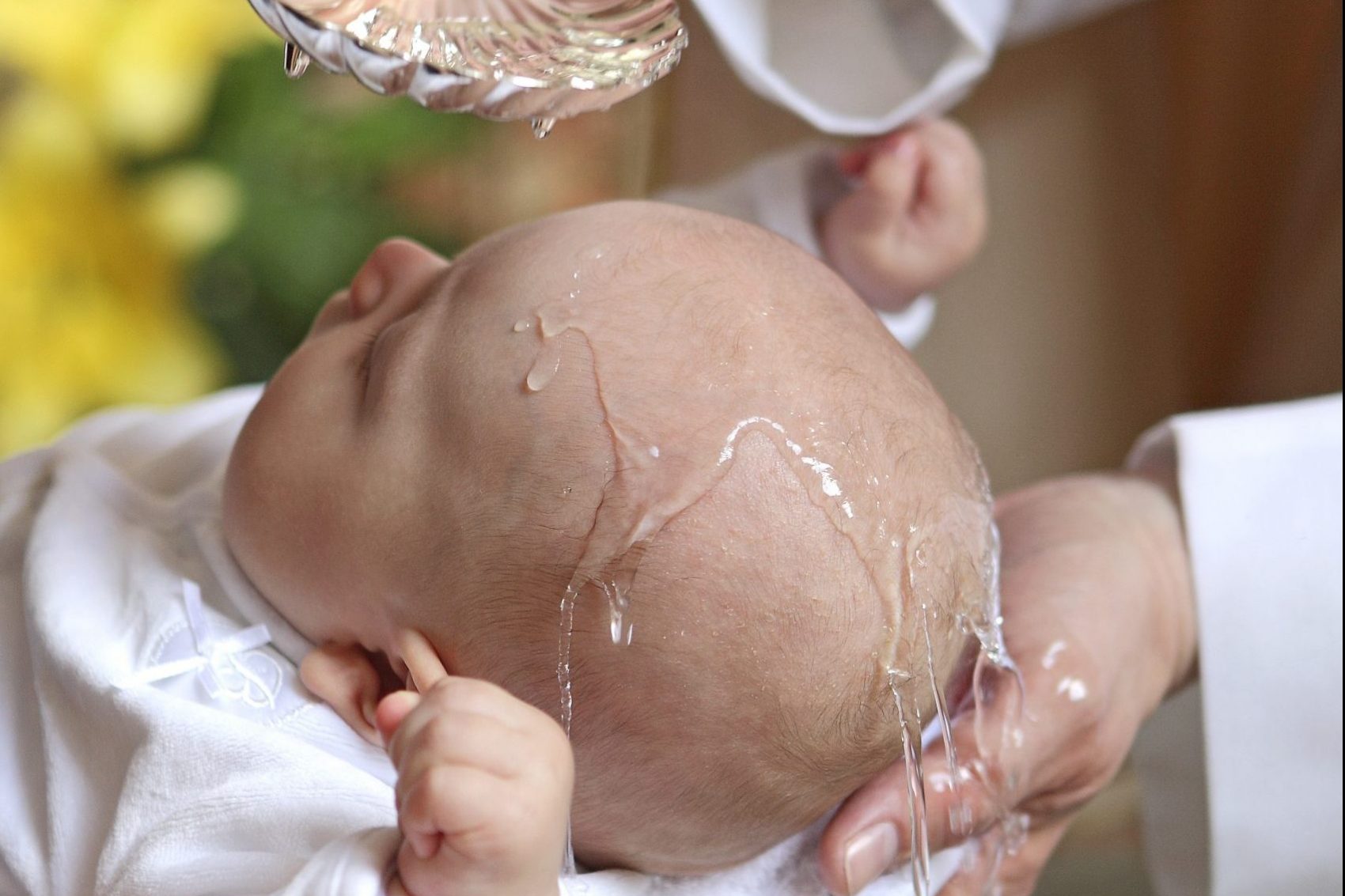 bambino che riceve il battesimo