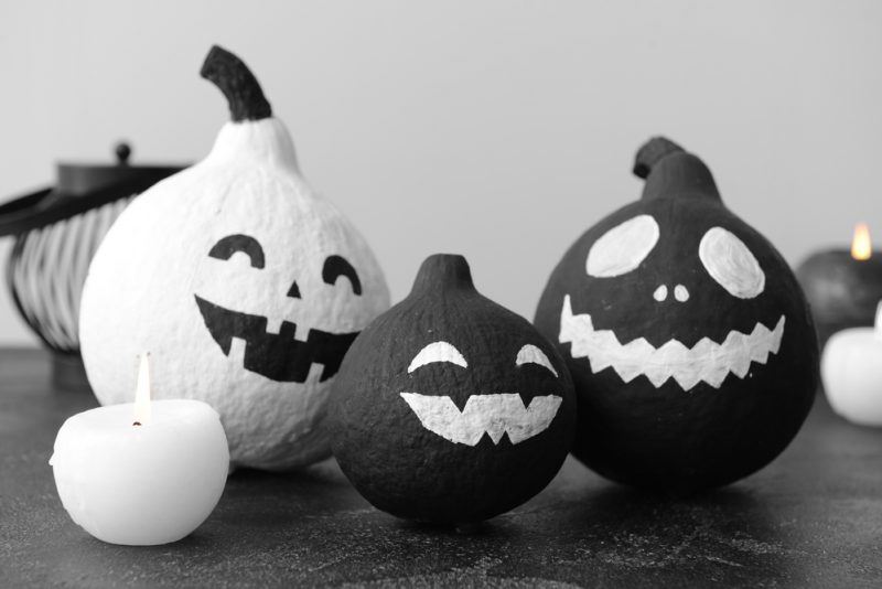 zucche dipinte come lavoretti semplici di Halloween per bambini