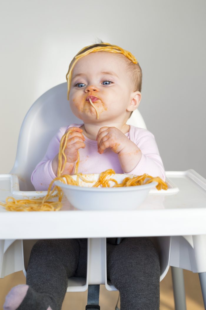 bambina che mangia la pasta ai bambini