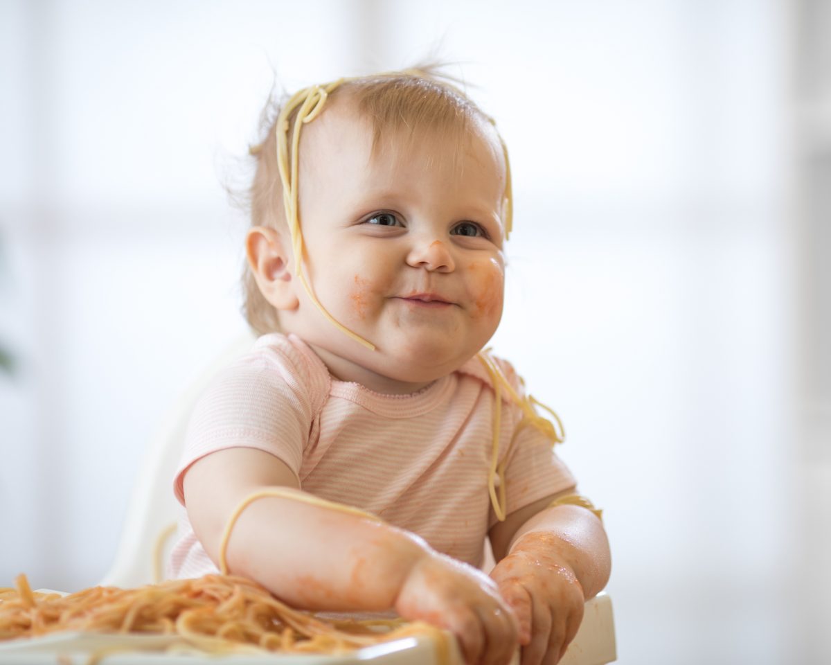 bambina che mangia la pasta ai bambini