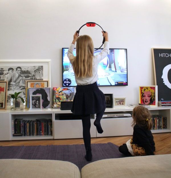 bambina che fa ginnastica con nintendo ring fit adventure
