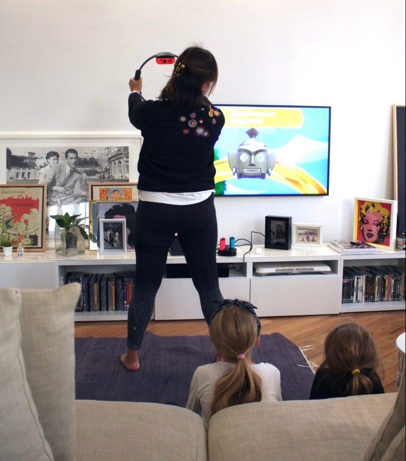 mamma che fa ginnastica con nintendo ring fit adventure