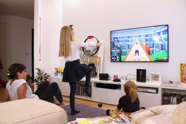 bambina che fa ginnastica con nintendo ring fit adventure