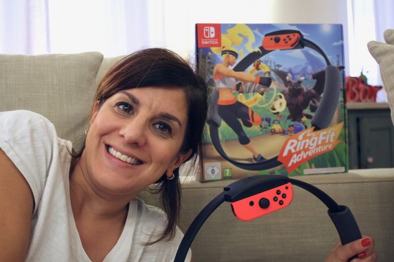 mamma che fa ginnastica con nintendo ring fit adventure