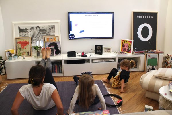 mamma che fa ginnastica con nintendo ring fit adventure