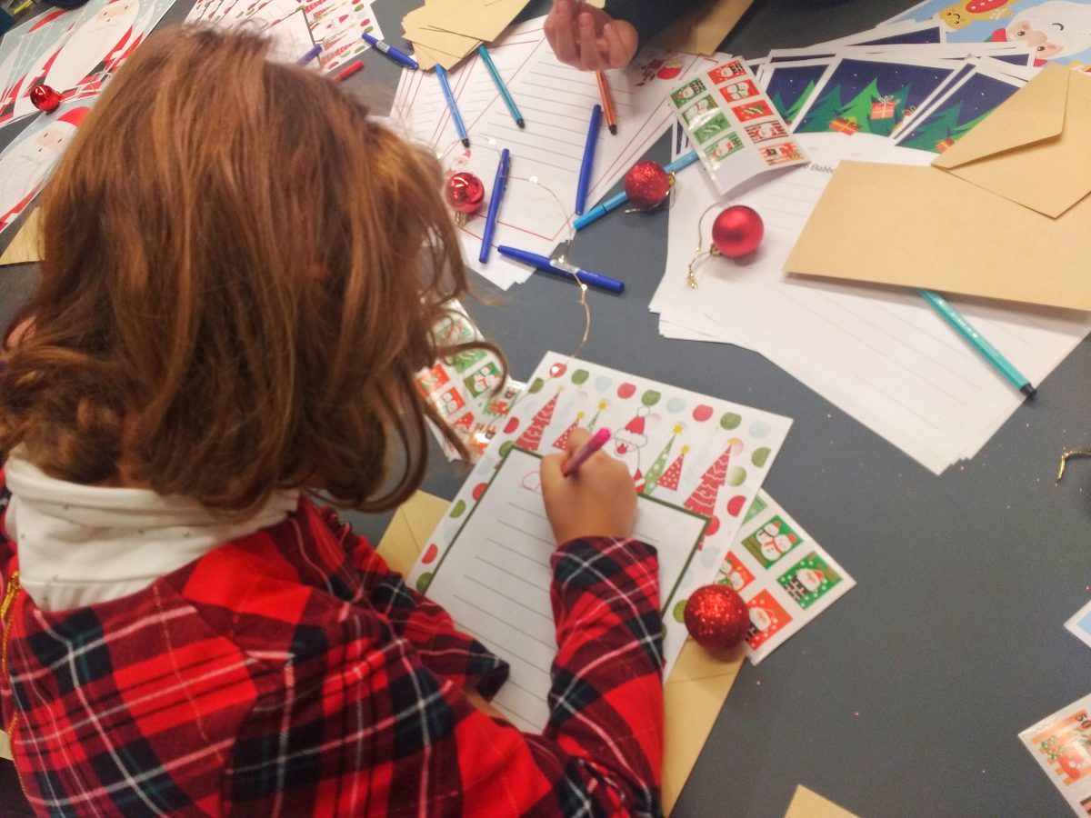  bambina scrive letterina a babbo natale durante l'evento Audible