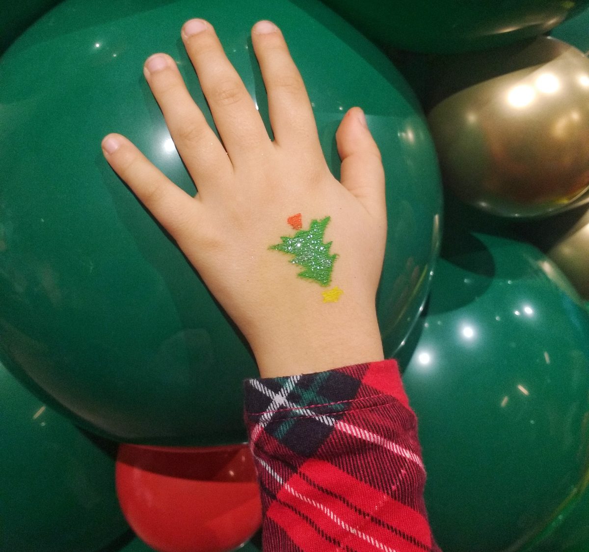 manina bimba con albero di Natale