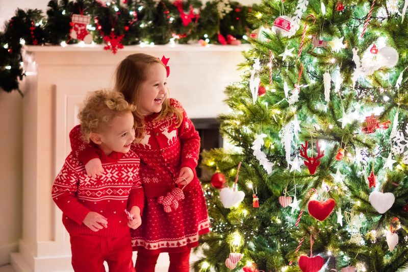 bambino e bambina con maglioni natalizi coordinati