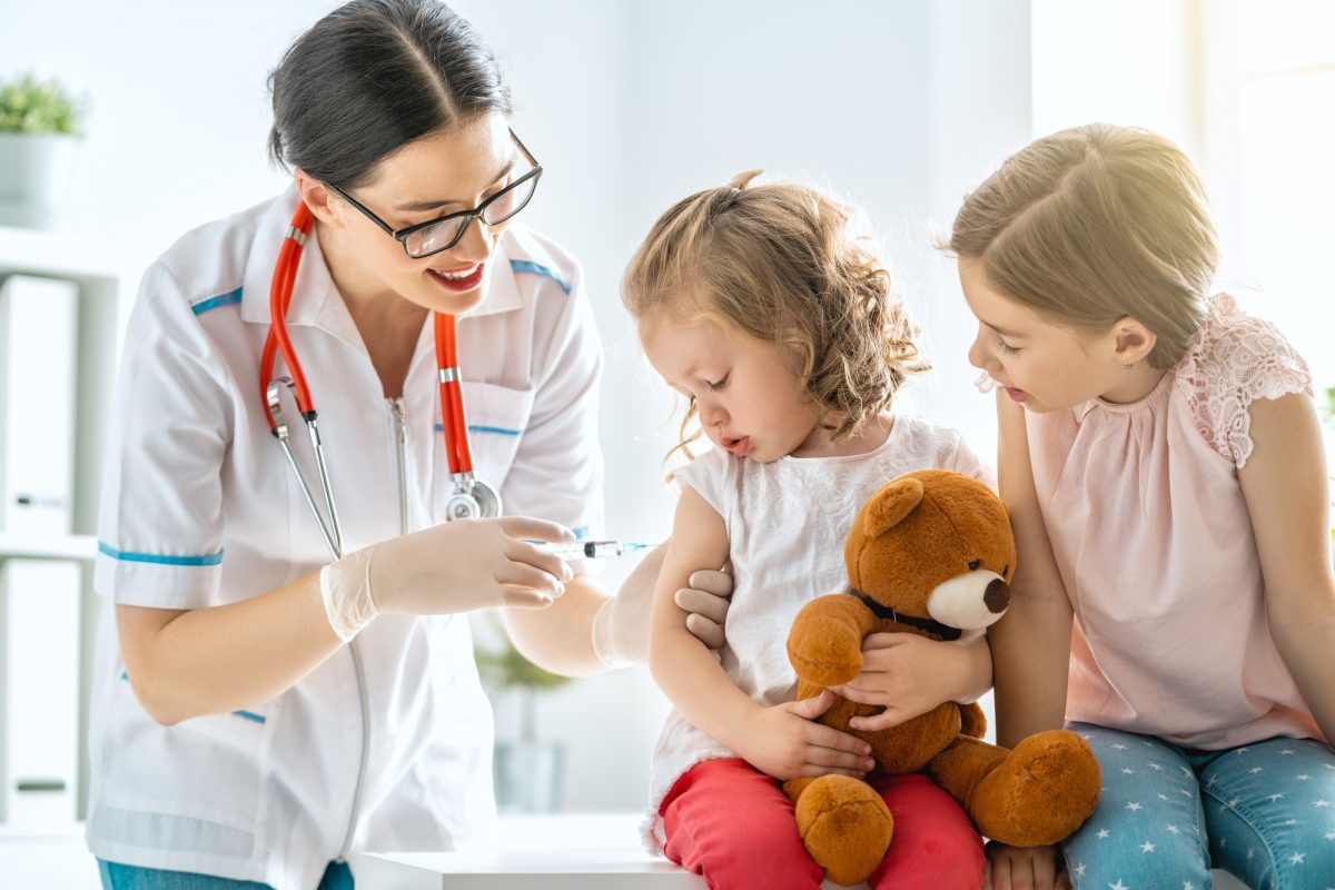 bambine vaccinate contro la meningite