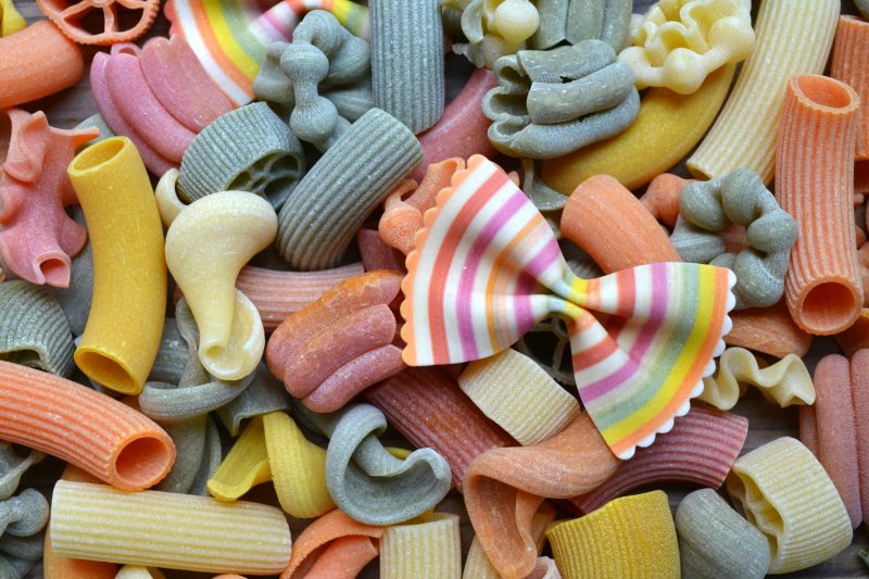 Lavoretti per bambini con la pasta colorata